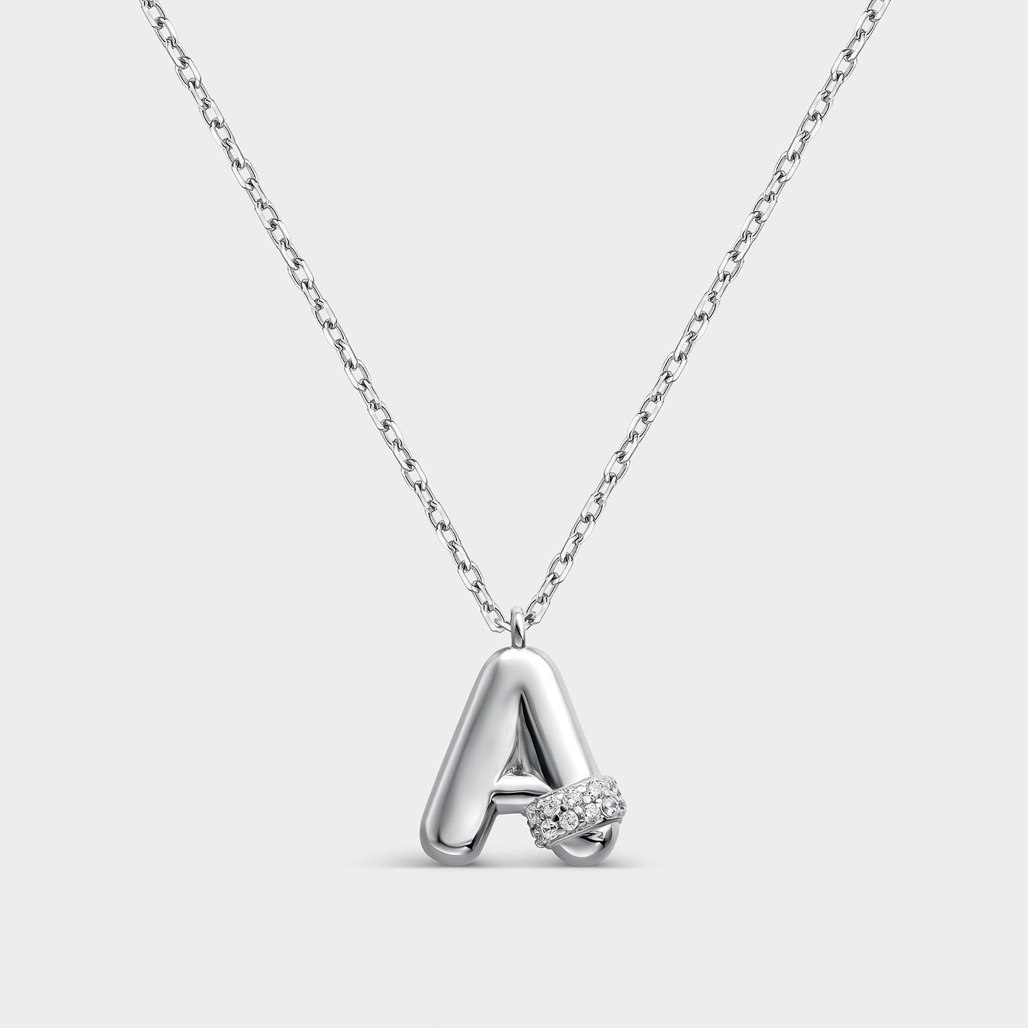 Collar con inicial "A" con volumen, plata y linea de circonitas