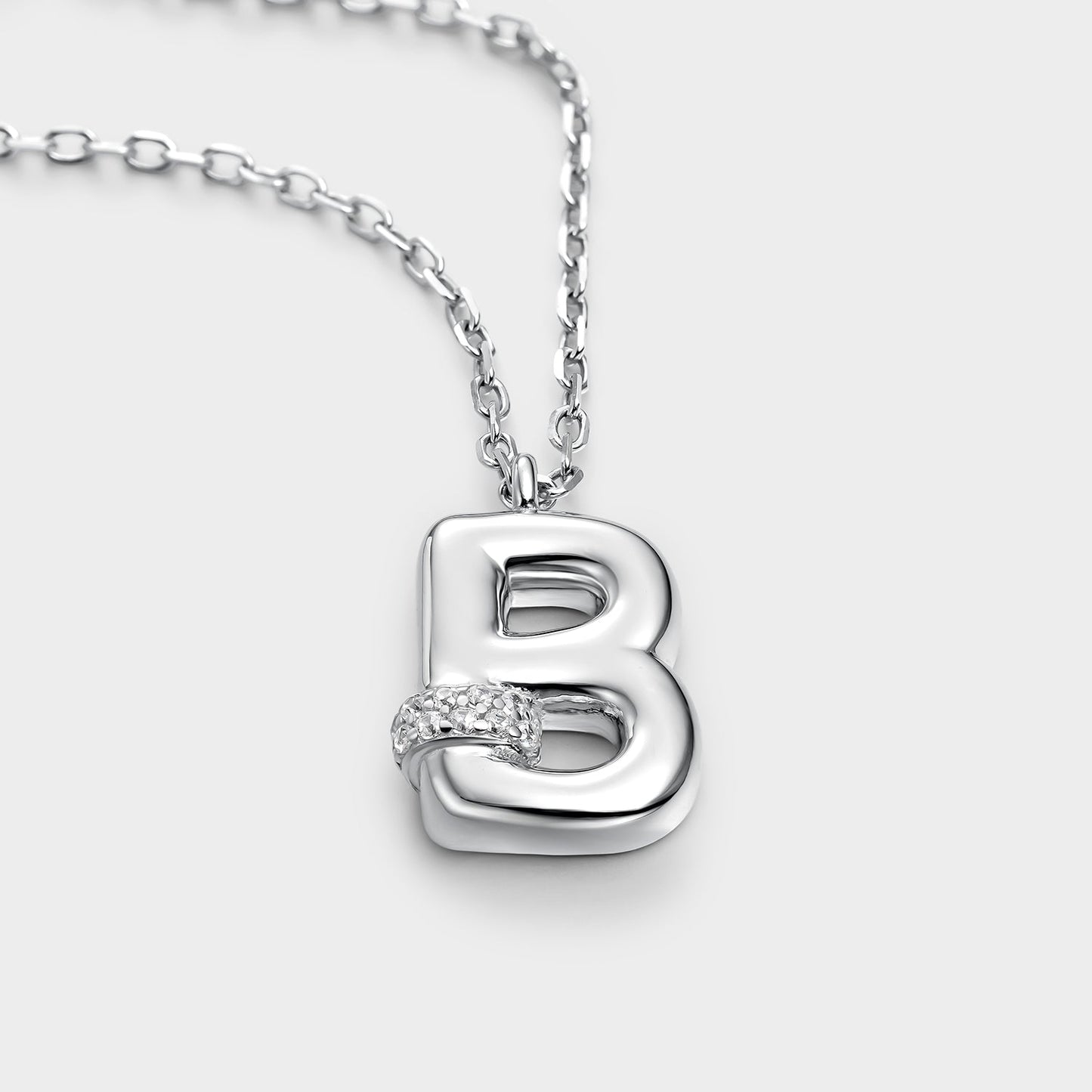 Collar con inicial "B" con volumen, plata y linea de circonitas