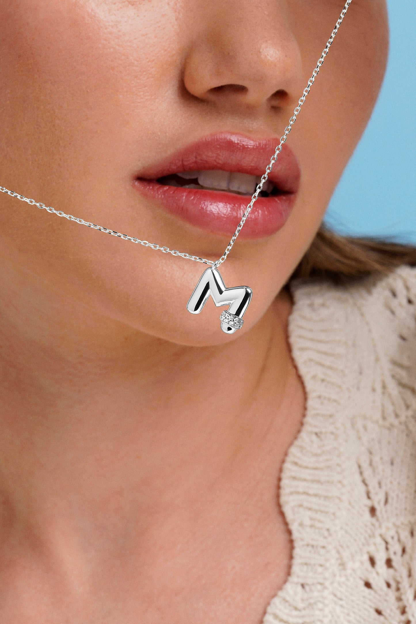 Collar con inicial "M" con volumen, plata y linea de circonitas