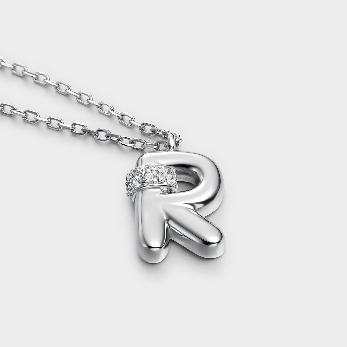 Collar con inicial "R" con volumen, plata y linea de circonitas