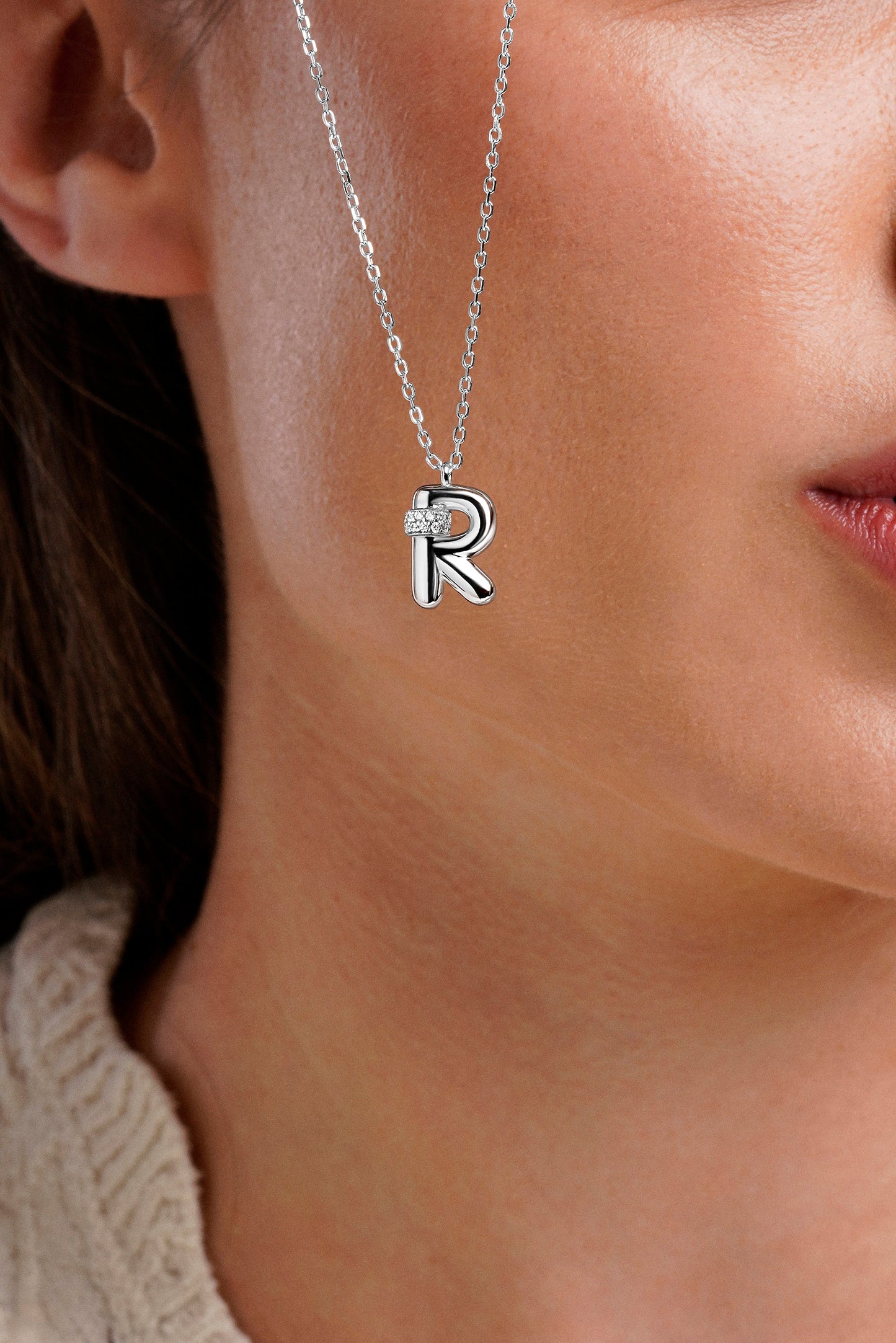 Collar con inicial "R" con volumen, plata y linea de circonitas