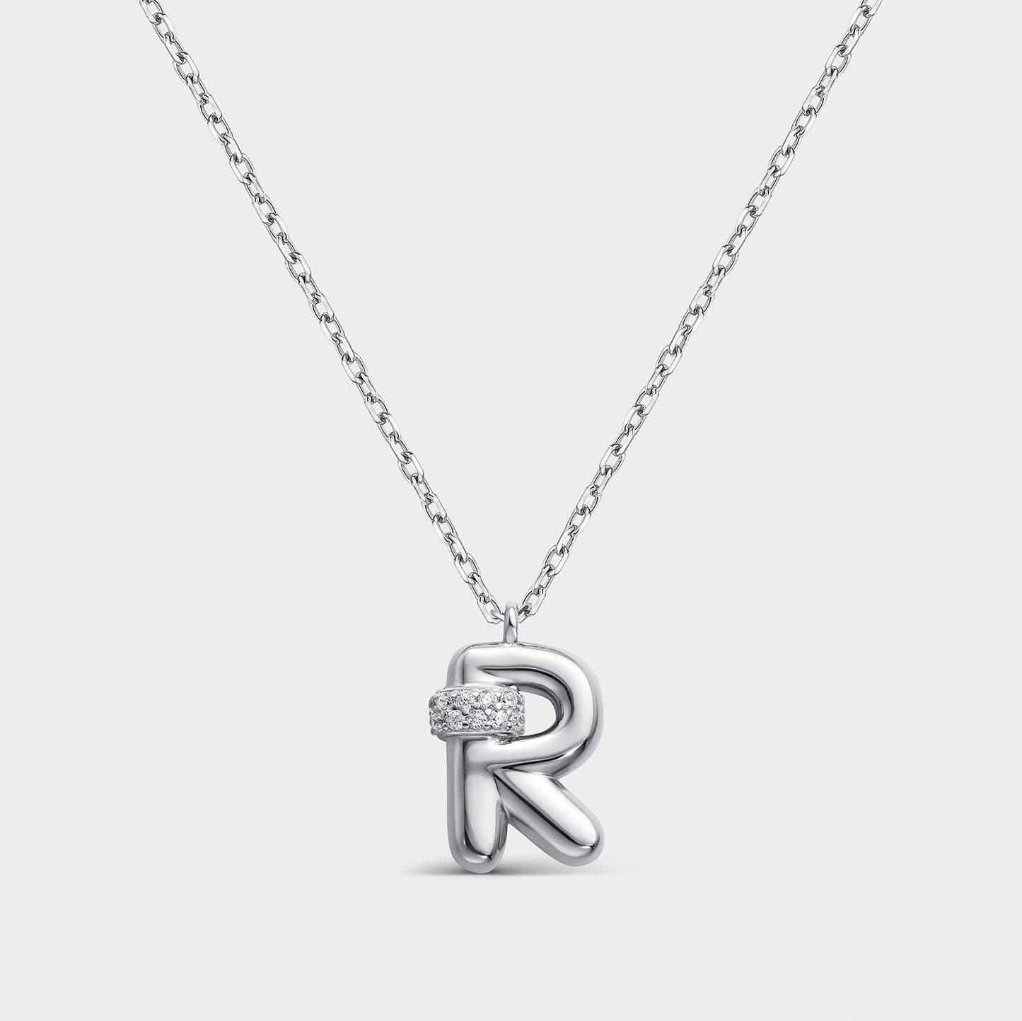 Collar con inicial "R" con volumen, plata y linea de circonitas