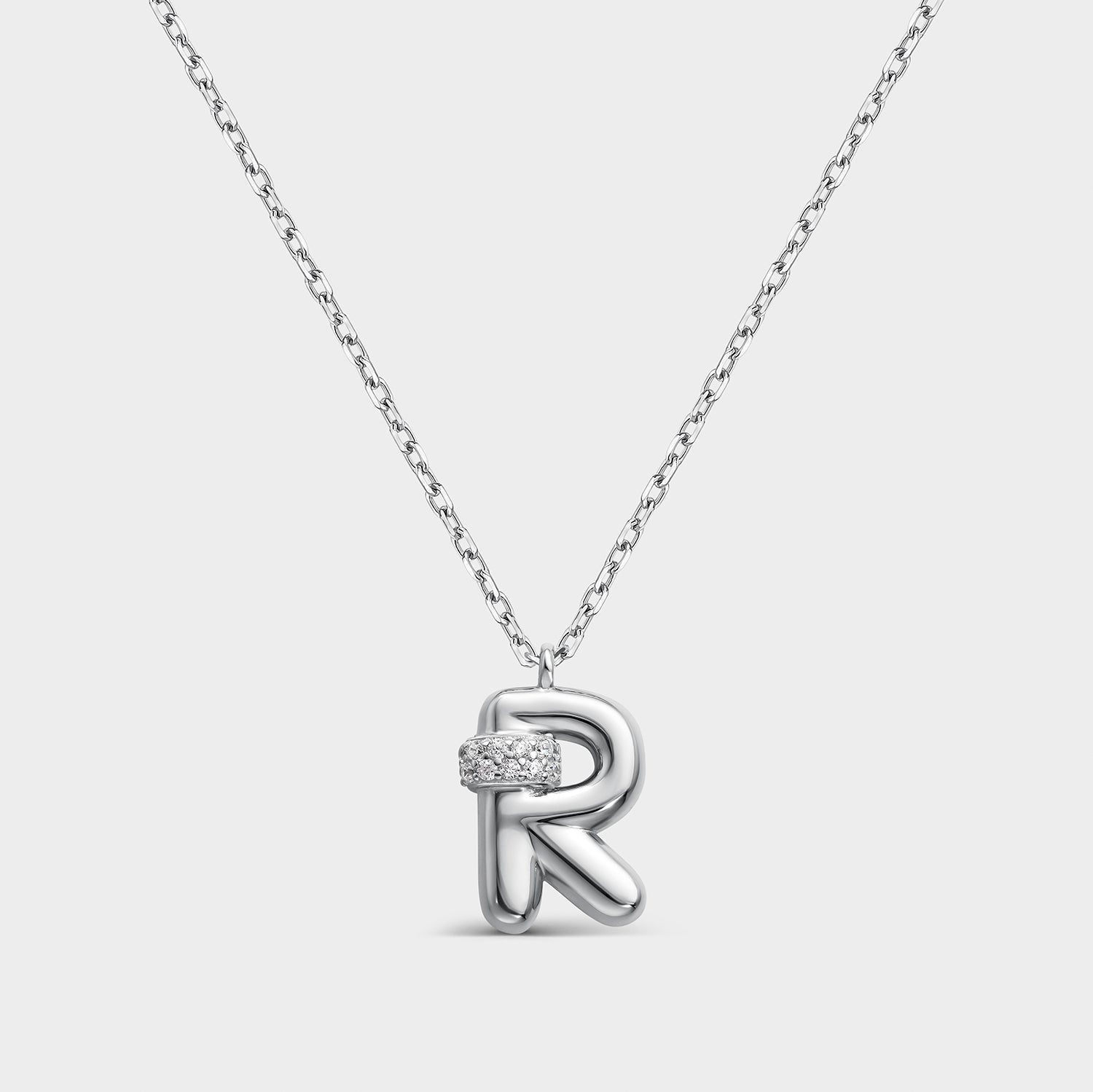 Collar con inicial "R" con volumen, plata y linea de circonitas