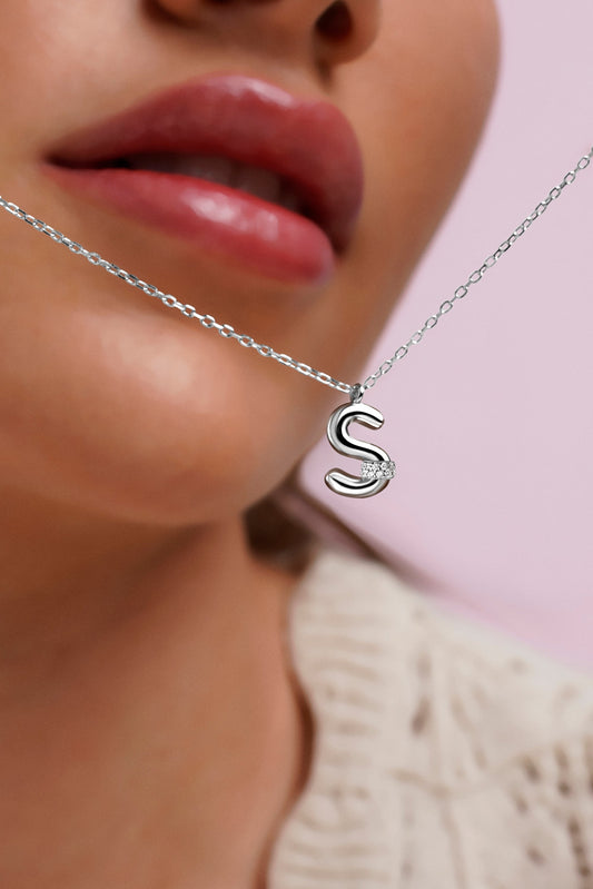 Collar con inicial "S" con volumen, plata y linea de circonitas