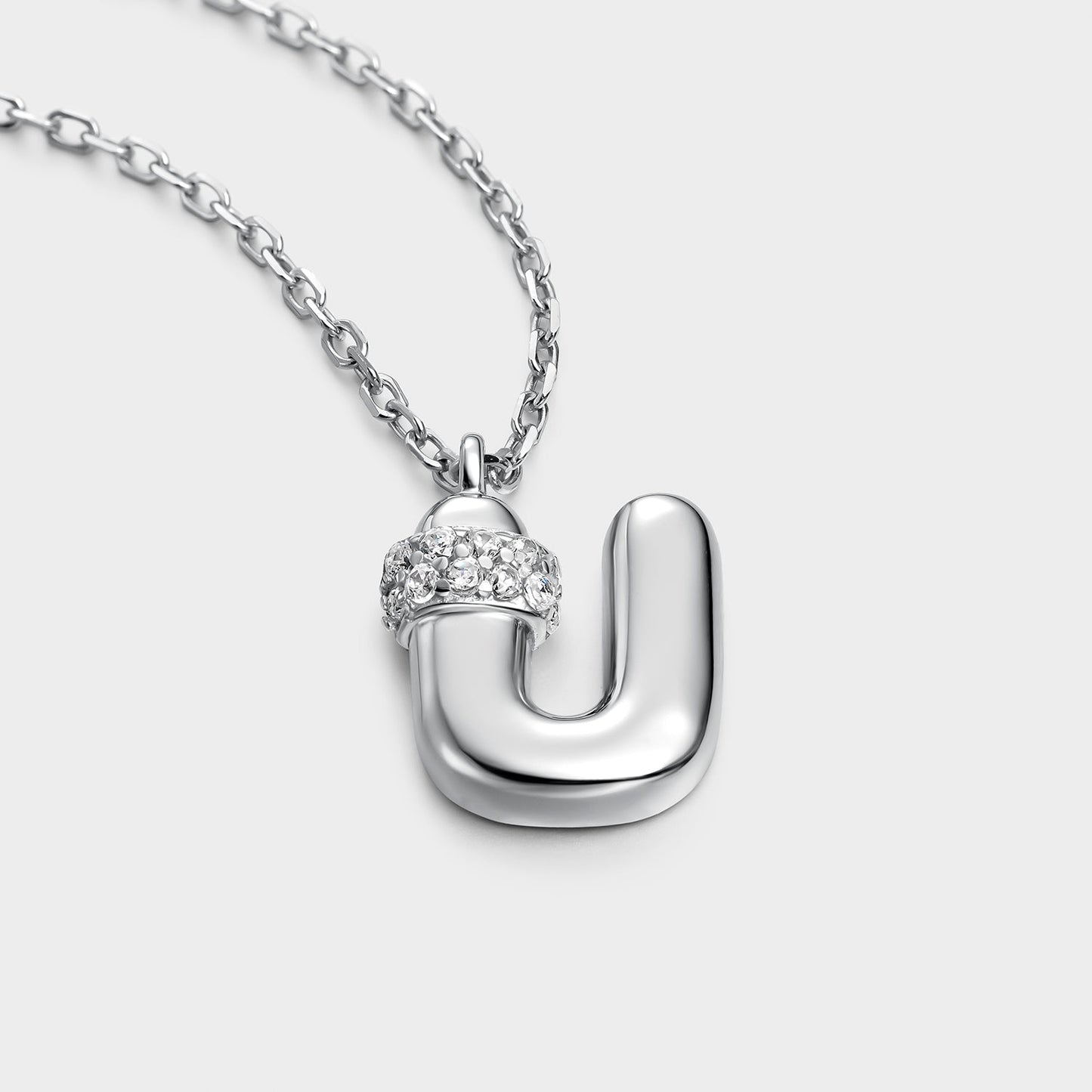 Collar con inicial "U" con volumen, plata y linea de circonitas