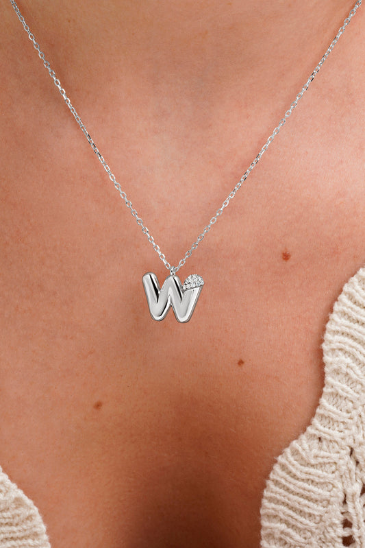 Collar con inicial "W" con volumen, plata y linea de circonitas