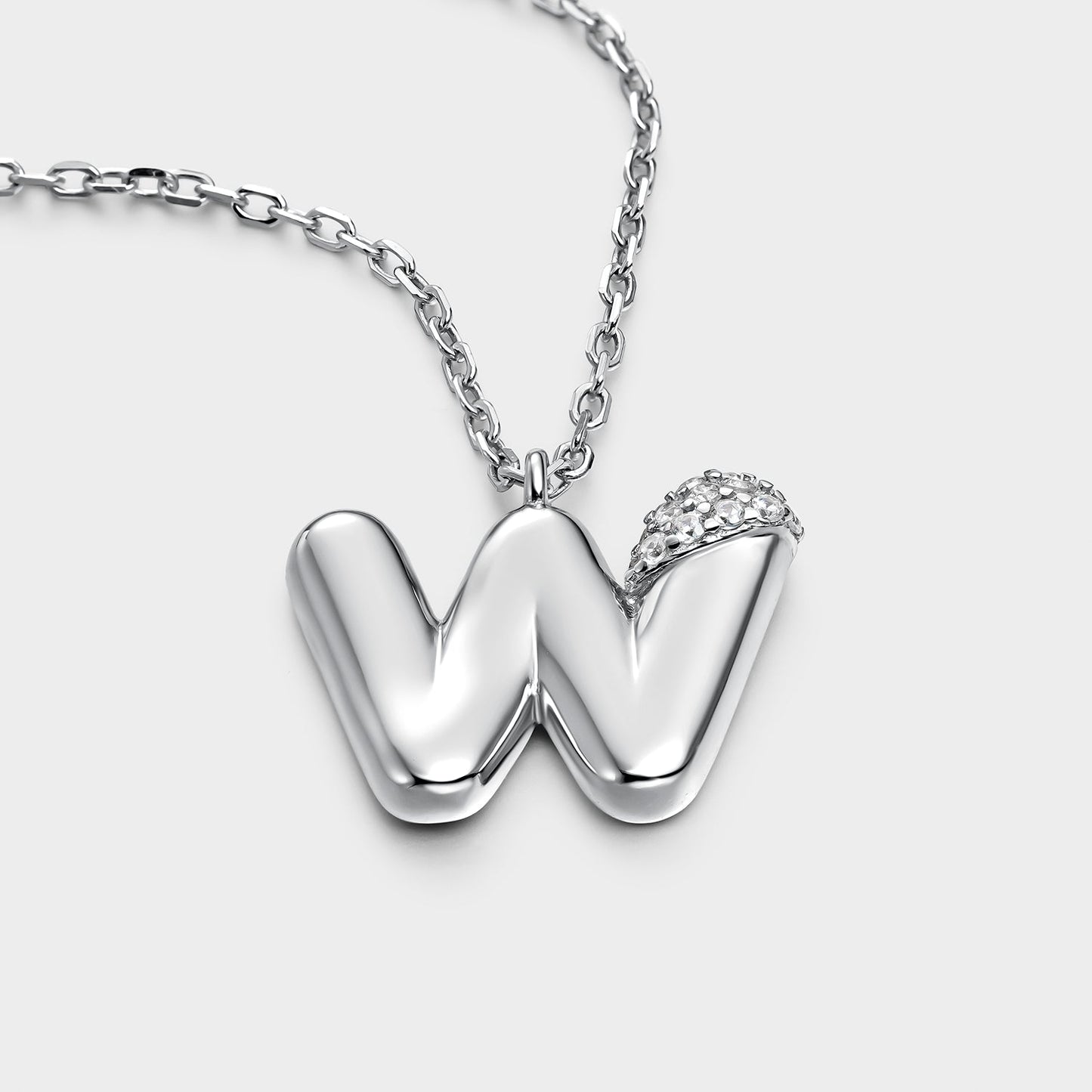 Collar con inicial "W" con volumen, plata y linea de circonitas